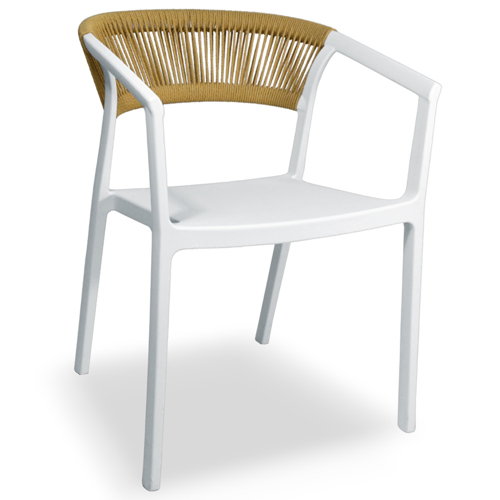 Sedie da bar sety in plastica bianca con schienale curvo a corda beige .